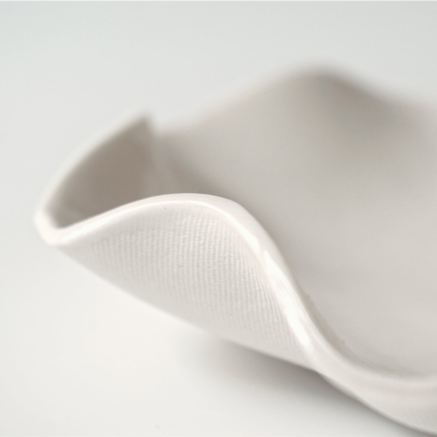 White porcelain wave dish